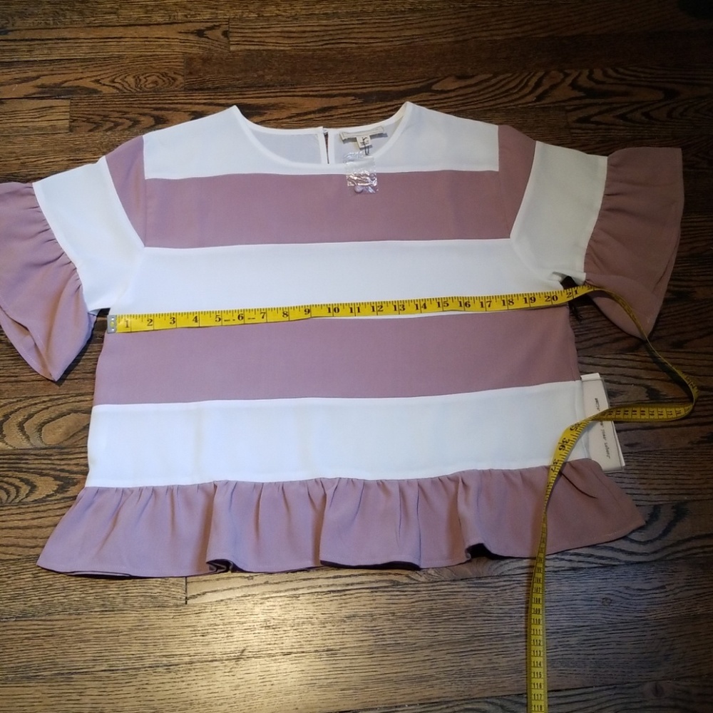 BNWOT Cute Ruffled Top - Picture 2 of 4